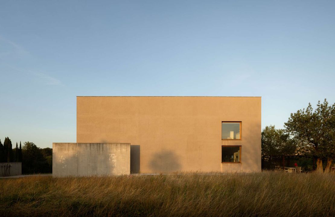 Architektur-Ikone am Tor zu Búger: Wo Design auf dörfliche Idylle trifft